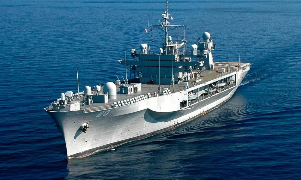 Ο Ρωσικός στόλος της Μαύρης Θάλασσας άρχισε να ελέγχει τις ενέργειες του Αμερικανικού USS Mount Whitney